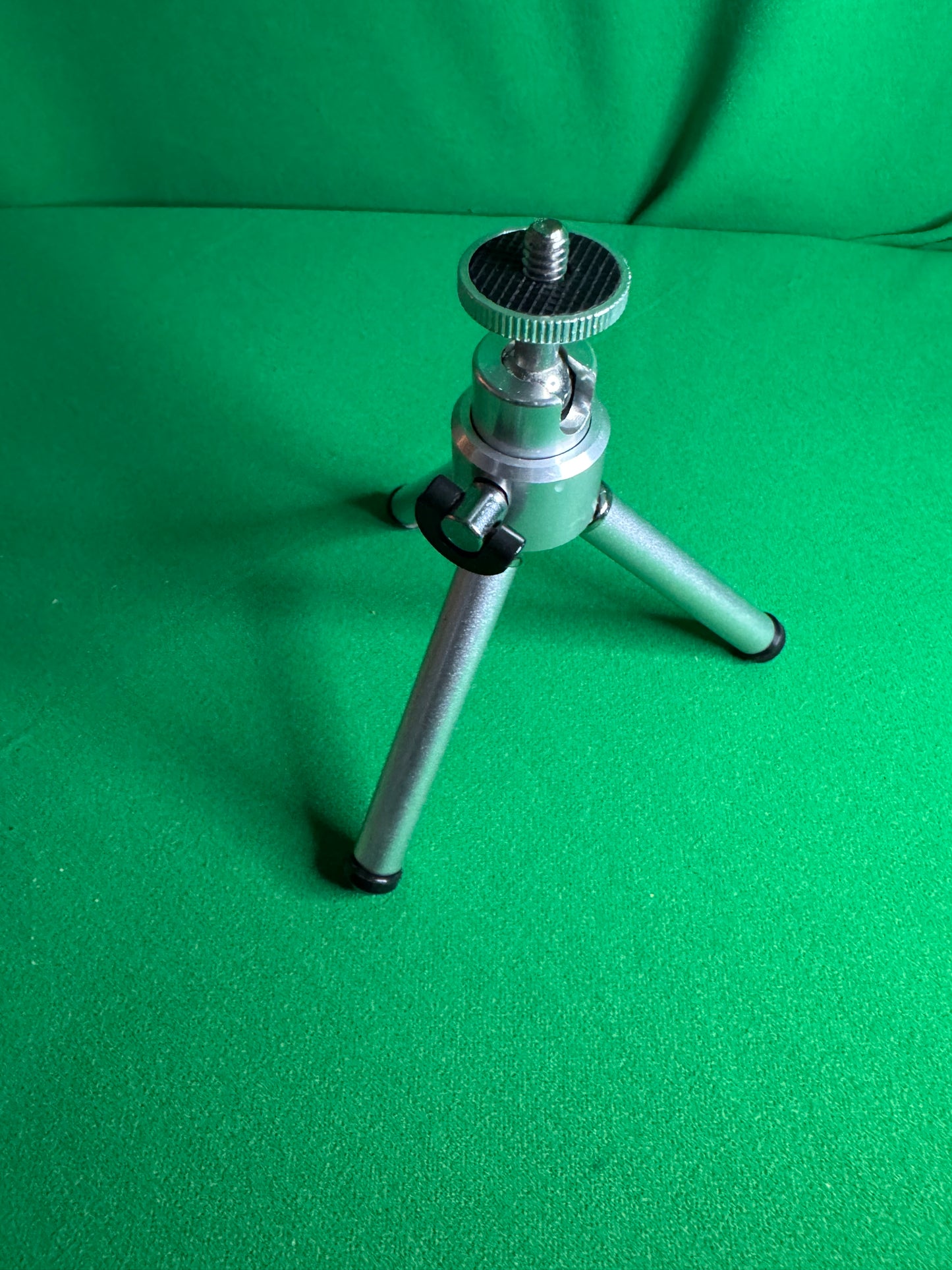 Mini Trípode Metálico Ajustable – Compacto y Resistente