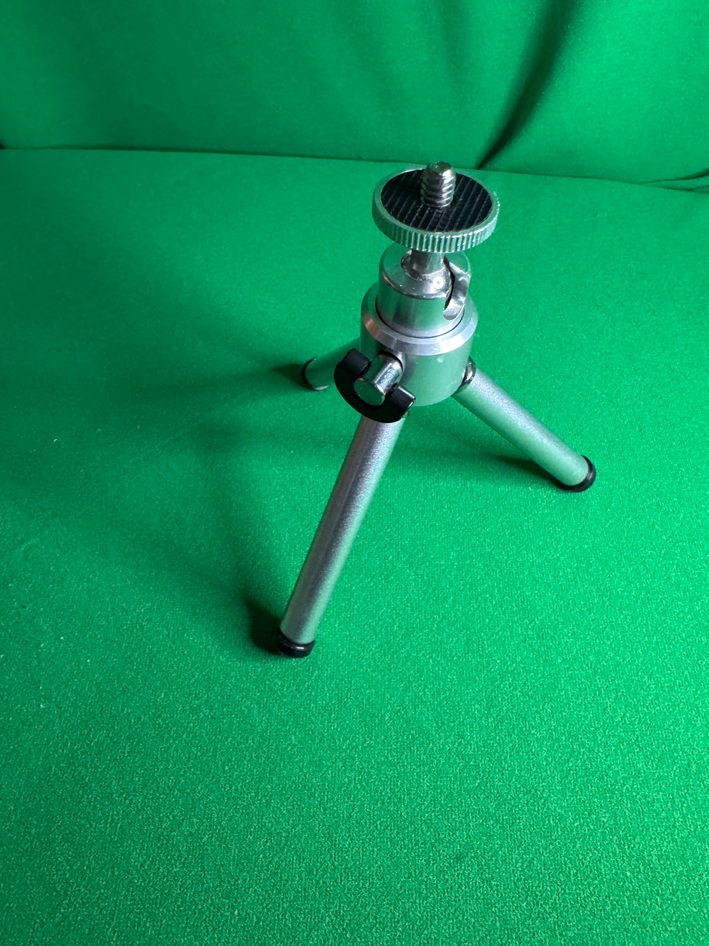 Mini Trípode Metálico Ajustable – Compacto y Resistente