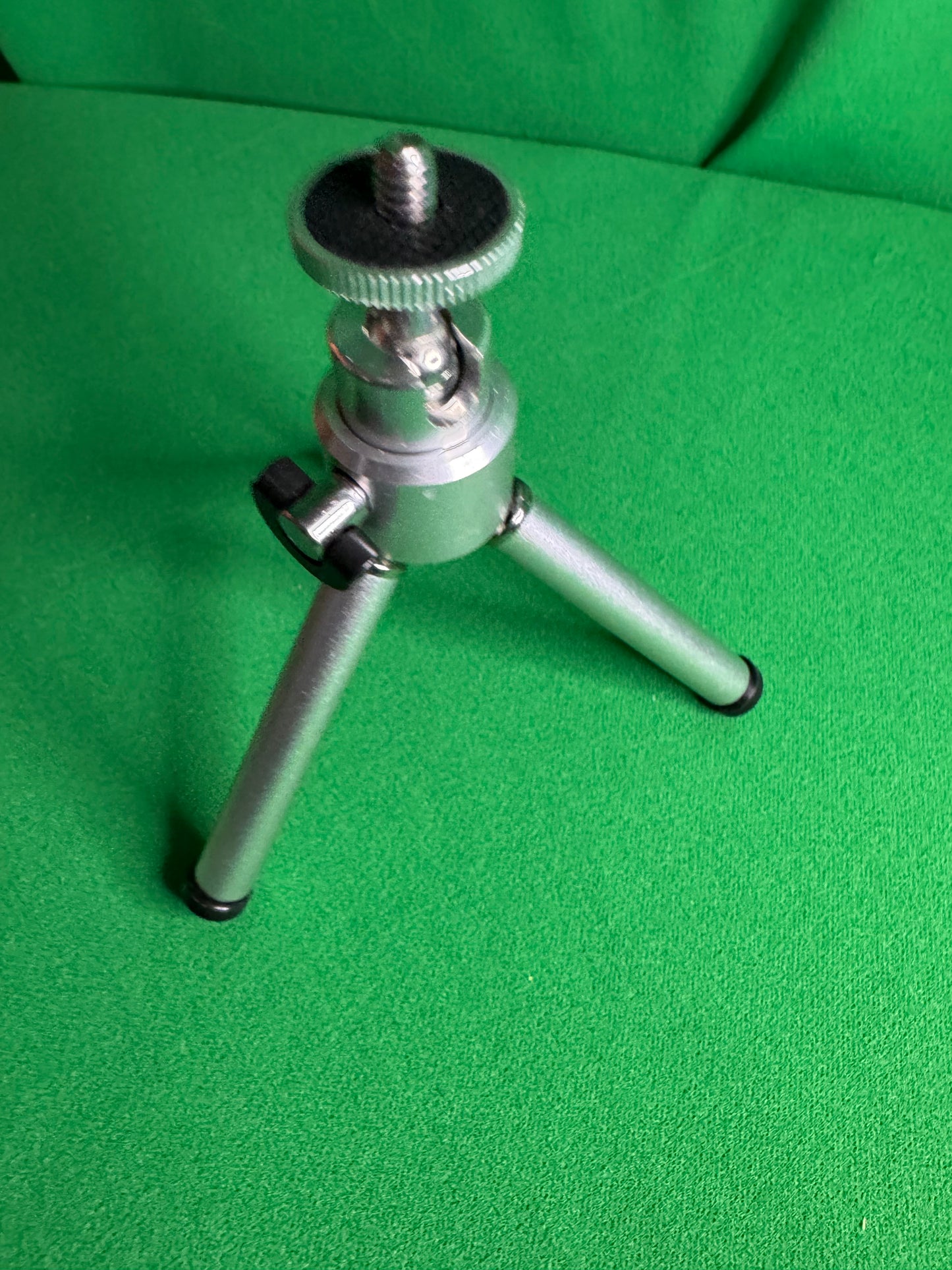 Mini Trípode Metálico Ajustable – Compacto y Resistente