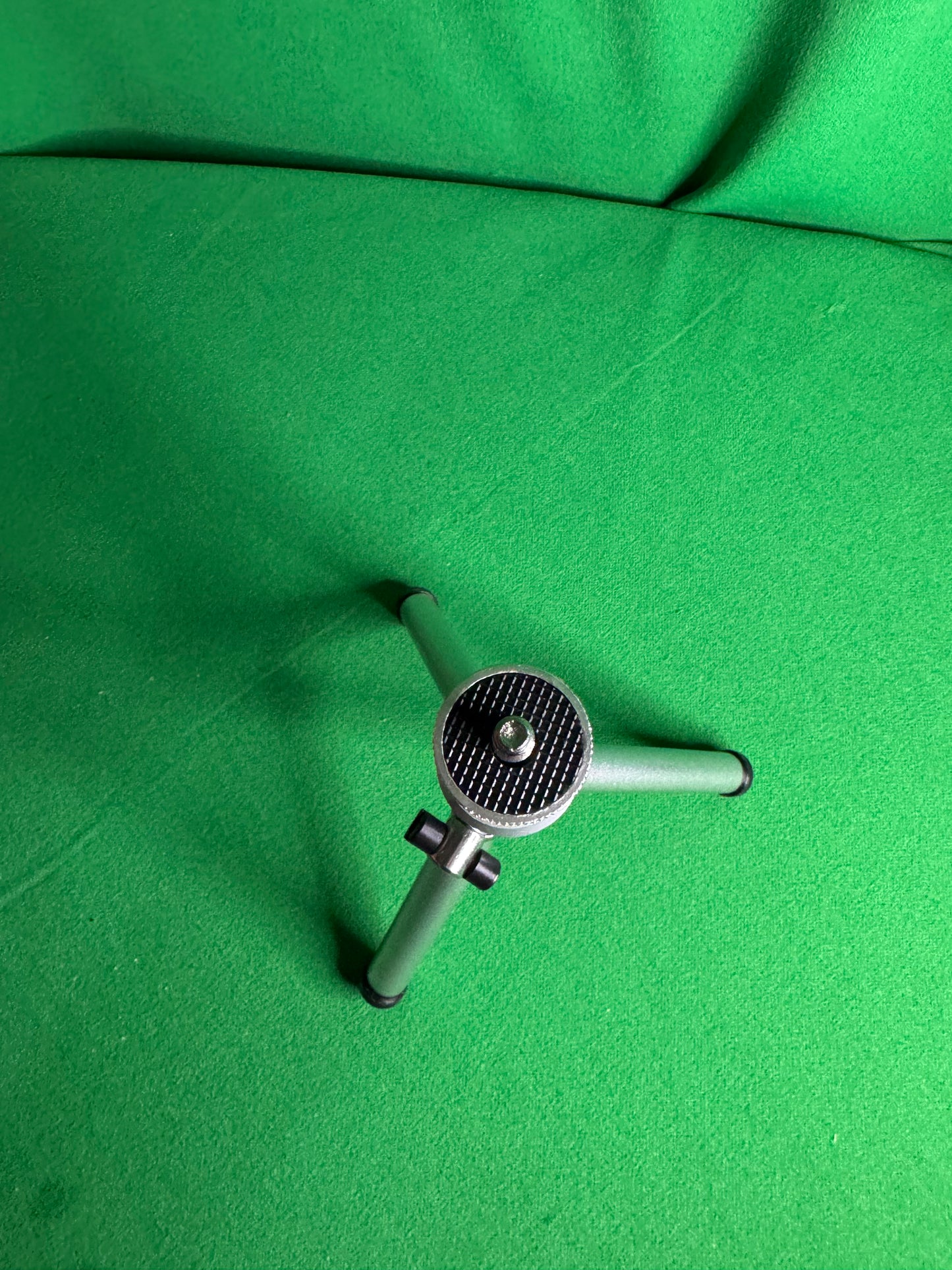 Mini Trípode Metálico Ajustable – Compacto y Resistente