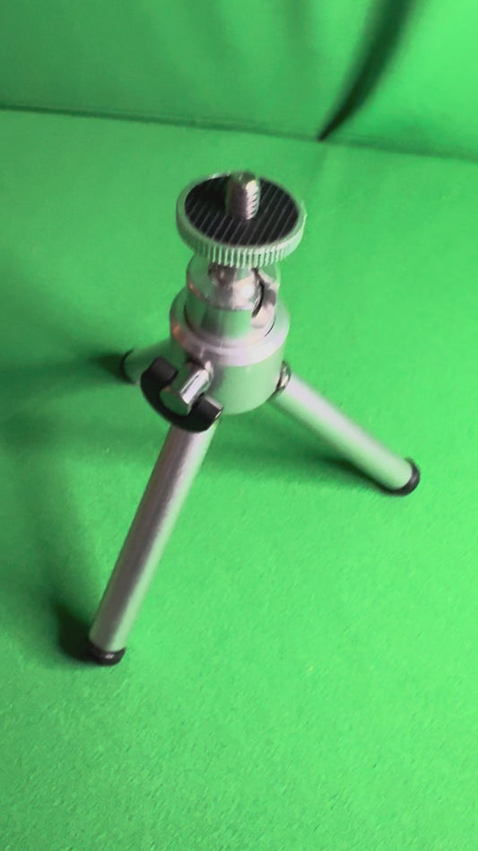 Mini Trípode Metálico Ajustable – Compacto y Resistente